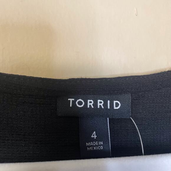 Torrid K Black Twist Front SS Tee Size 4 (4X) New with Tags - Picture 2 of 6